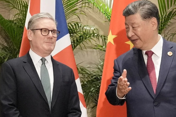 ट्रम्पसँग तिक्तता बढेका बेला चीनको भ्रमण गर्दै बेलायती प्रधानमन्त्री